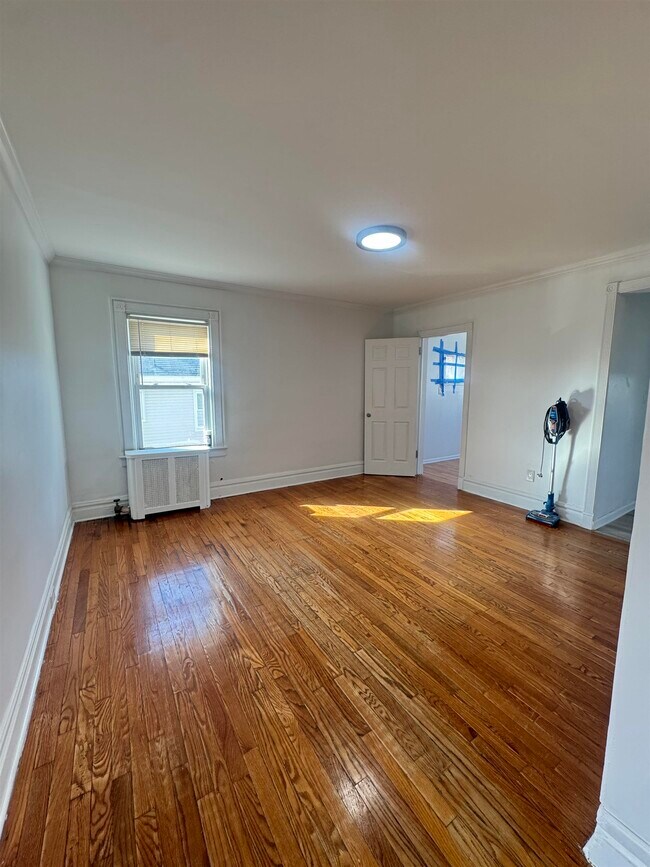 Building Photo - 323 Devon St