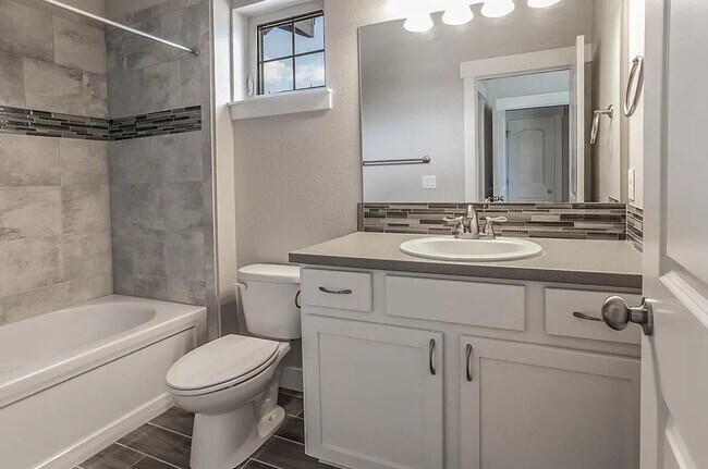 Building Photo - Great Townhouse in Windsor