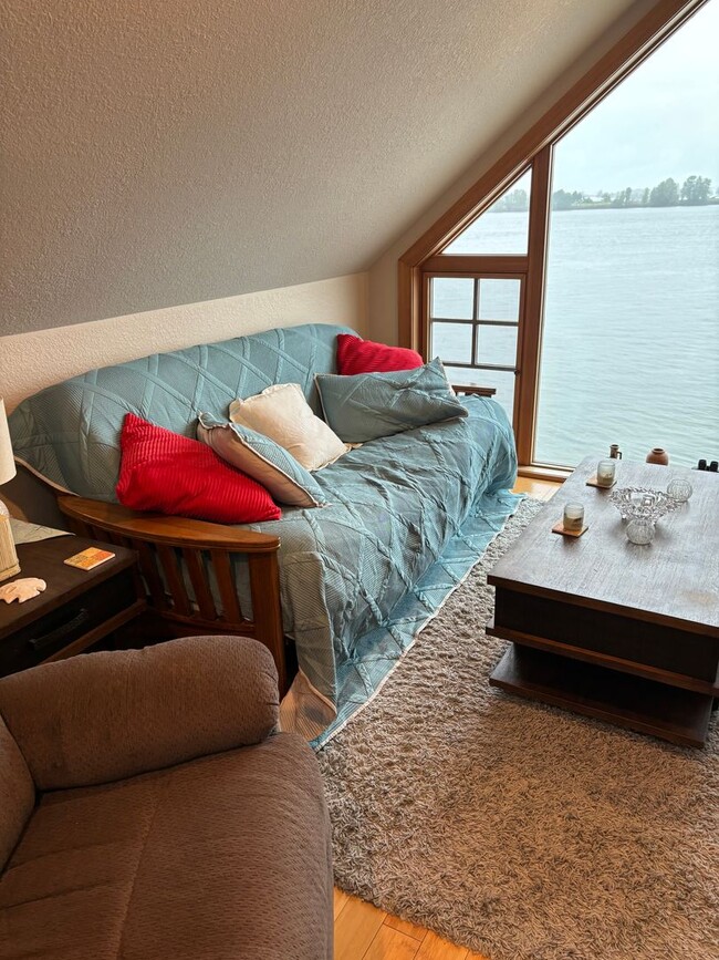 Building Photo - Fully Furnished 1 bed on the Columbia River