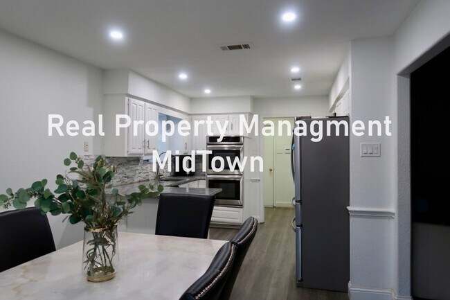 Building Photo - Charming Home Centrally Located in the DFW