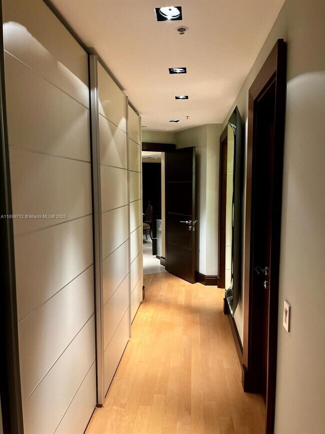 Building Photo - 808 Brickell Key Dr