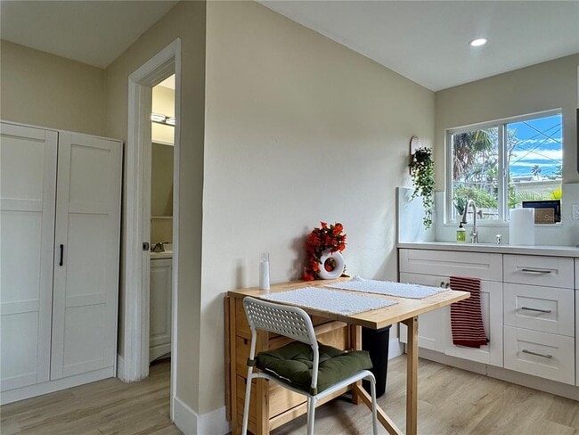 Building Photo - 4135 Des Moines St NE