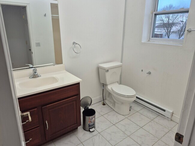 Building Photo - 807 Sarah St