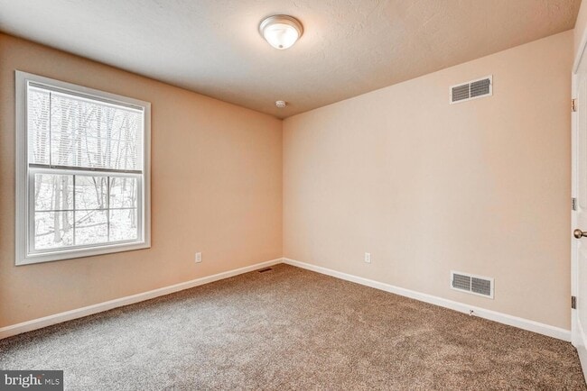 Building Photo - 180 Breezewood Dr