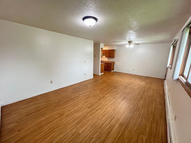 Building Photo - One level living w/ Attached Garage Available July!