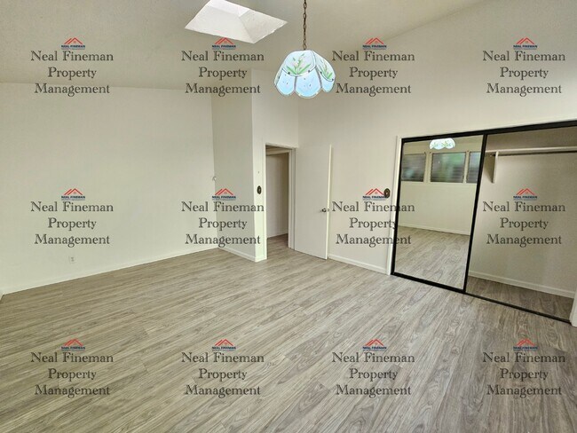 Building Photo - 4 BED, 1 BATH APARTMENT, TANDEM PARKING Electric Water included.