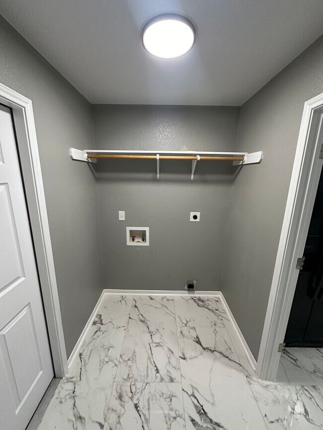 Building Photo - AVAILABLE NOW!!