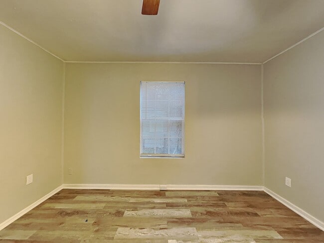 Building Photo - Charming 3 Bed Home with Fenced Yard in Tampa, FL