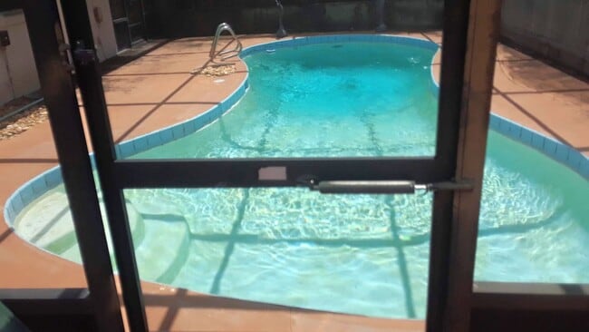 Building Photo - Large 3 Bedroom 2 Pool Home in Daytona Beach!