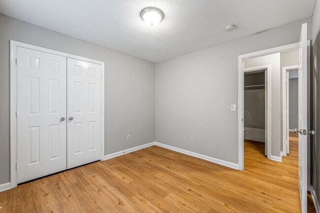 Building Photo - SW - Like New Home, Vaulted LR Ceiling, Fire Place, Wood Flooring, Several Updates!