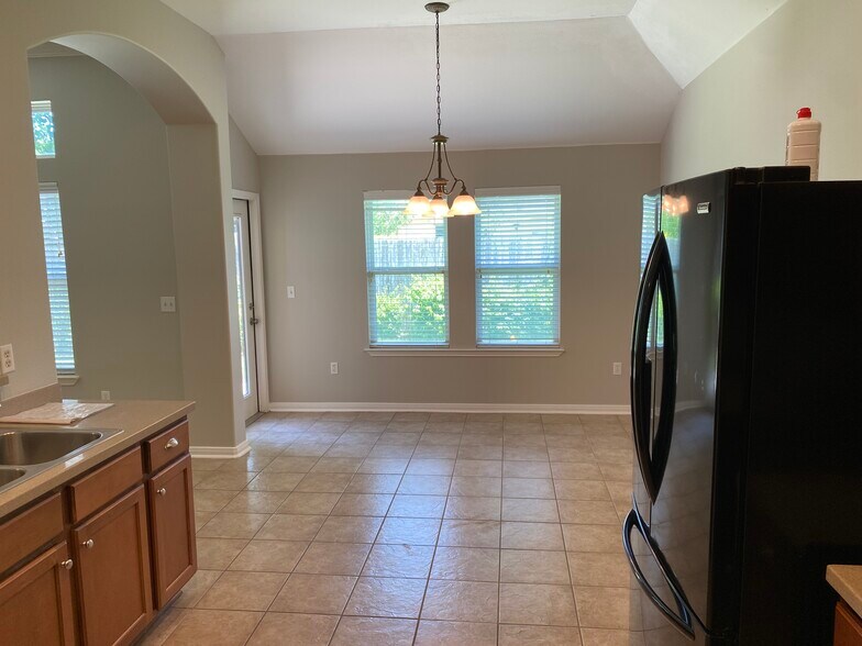 Building Photo - 313 San Rafael Dr