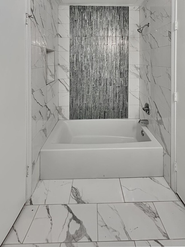 Building Photo - Beautifully Updated 2-Bedroom Condo in Nor...