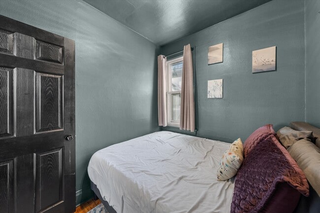 Building Photo - 340 E Clarence St