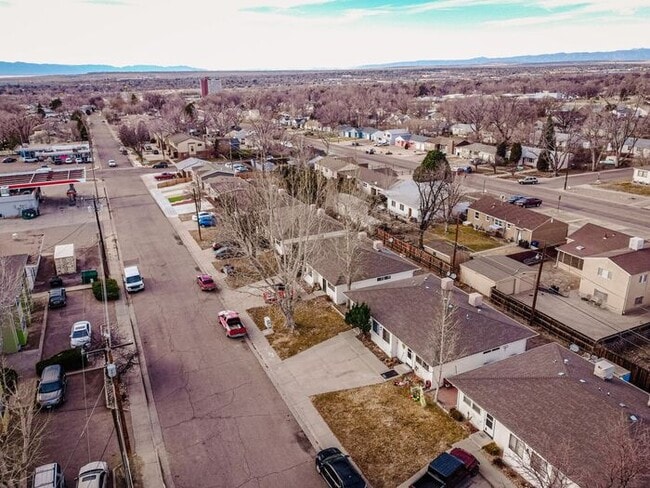 Building Photo - Renovated Charming 2-Bedroom Duplex