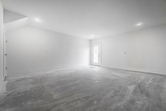 Building Photo - Beautiful townhome off of I St!