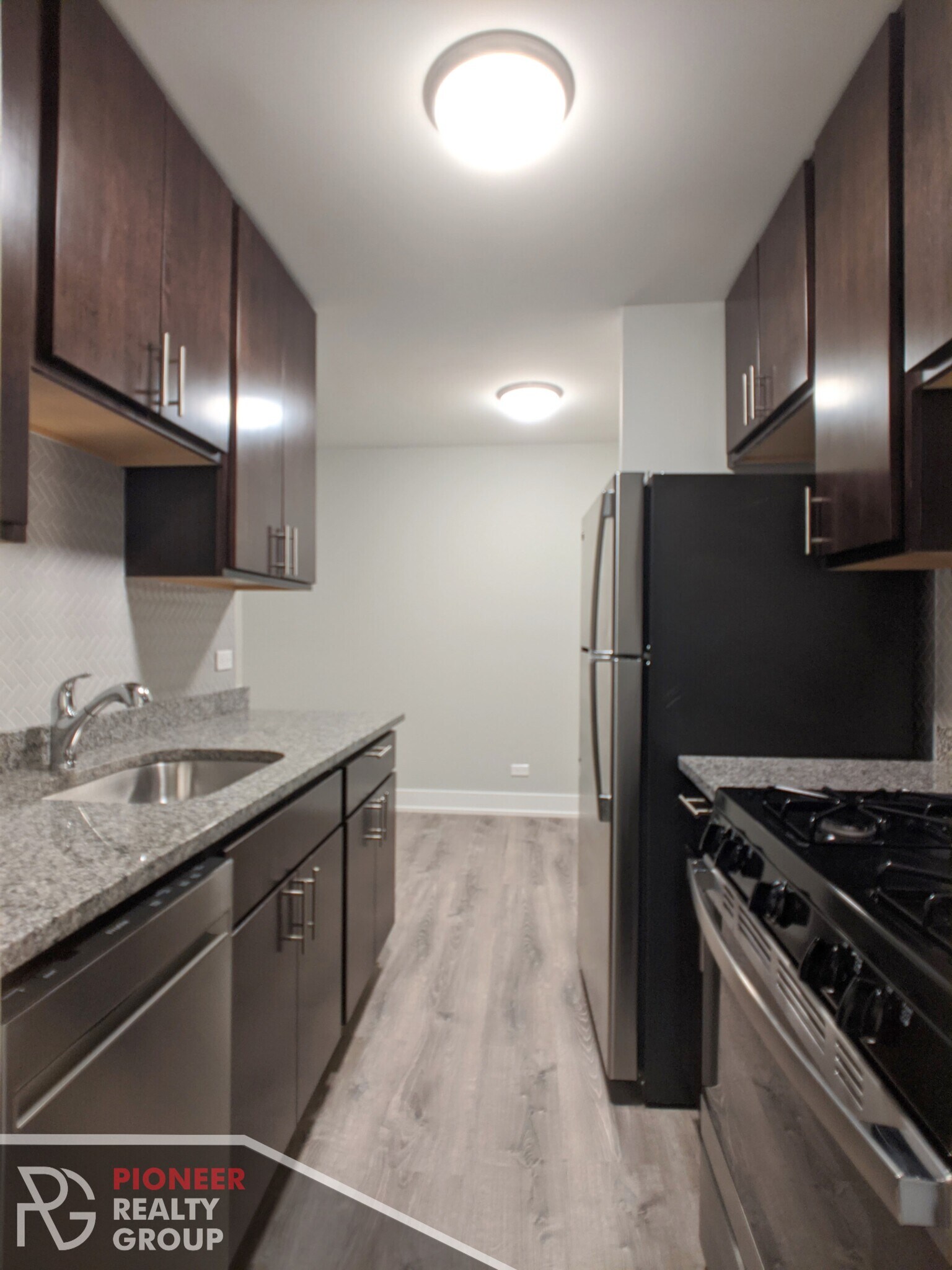 Building Photo - 542 W Surf St