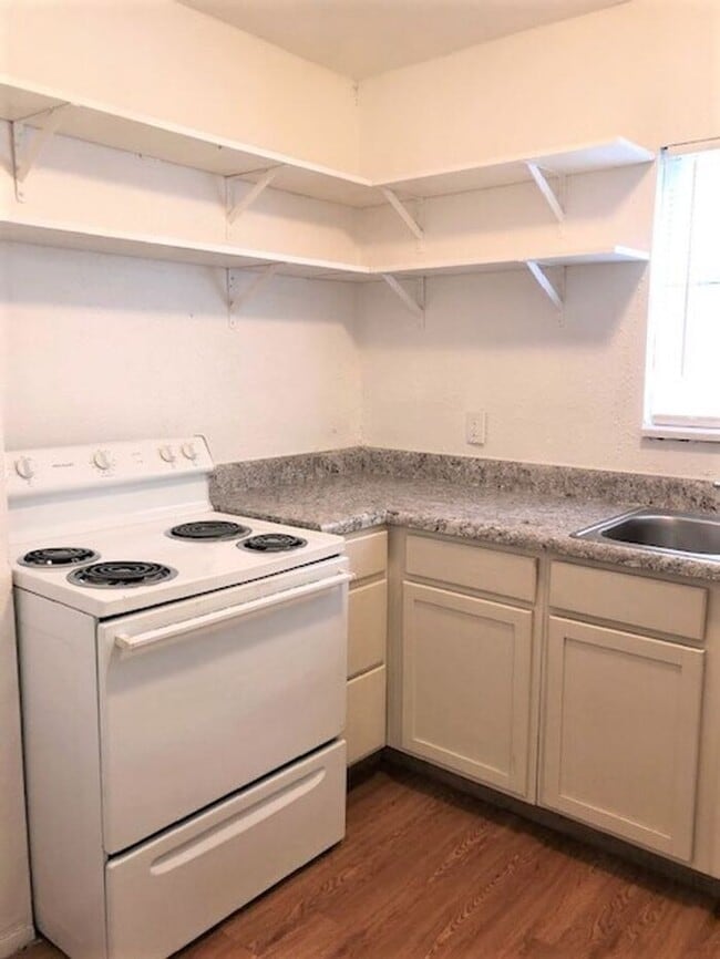 Building Photo - 1 BED 1 BATH COLLEGE HILL ADDITION