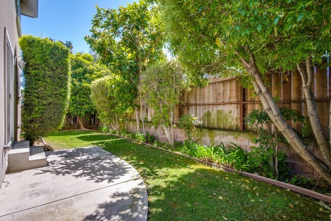 Building Photo - Awesome Home Located in a Quiet Tree Line Neighborhood