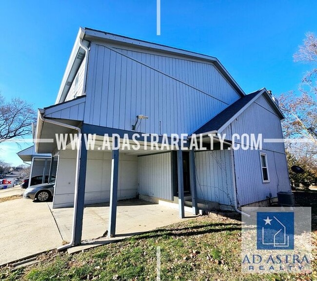 Building Photo - Nice 3 bed 1.5 bath townhouse in Olathe-Coming SOON!!