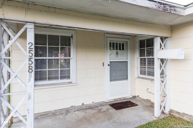 Building Photo - Broadway 2556-2558