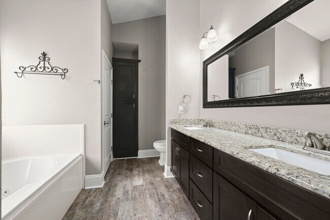 Building Photo - 2201 Hunters Trl Dr