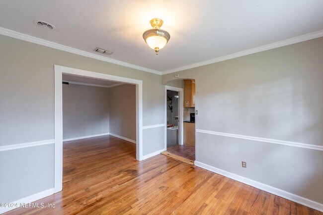 Building Photo - 4343 Pinewood Ave