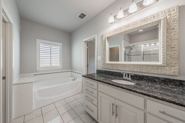 Building Photo - Charming 3-Bedroom, 2-Bathroom Townhome – ...