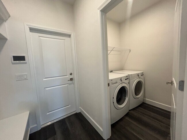 Building Photo - Immaculate 3/2 with Yard, Garage, and Pet ...