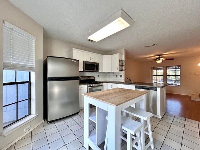 Building Photo - Stylish 2 Bedroom, 1.5 Bath Home with High Ceilings