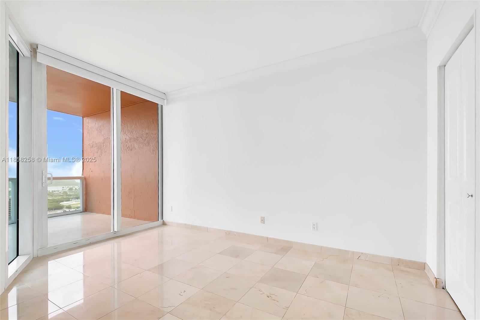 Building Photo - 300 S Pointe Dr