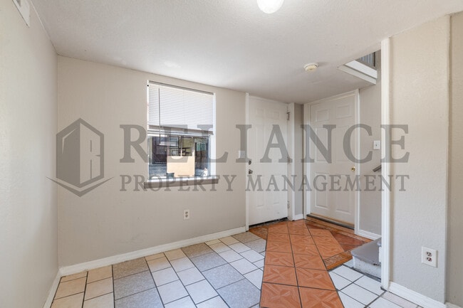 Building Photo - 1146 S Pattie St