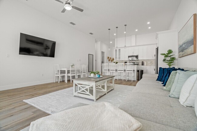 Building Photo - Gorgeous New Constriction House in Tampa - B