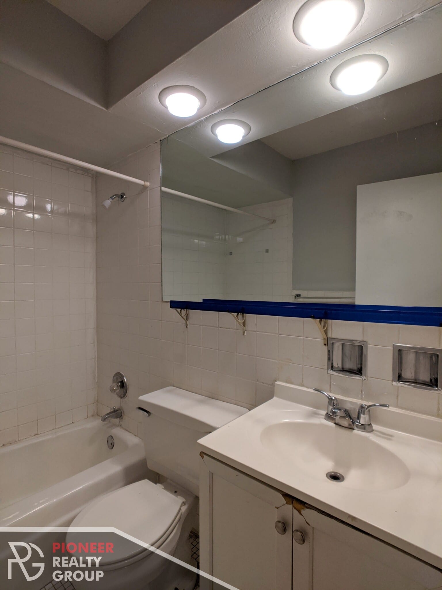 Building Photo - 502 W Briar Pl