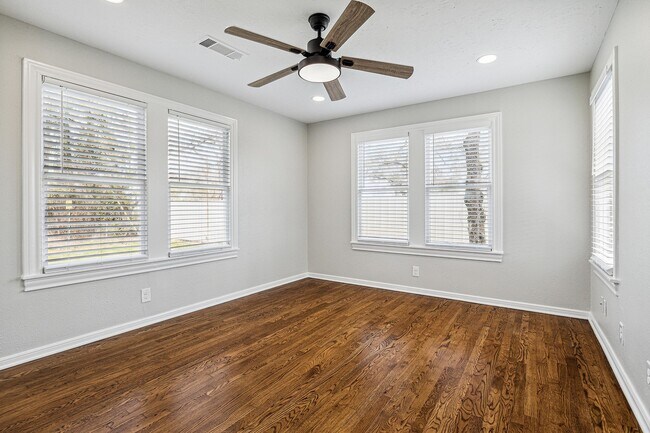 Building Photo - 801 Woodcrest Dr