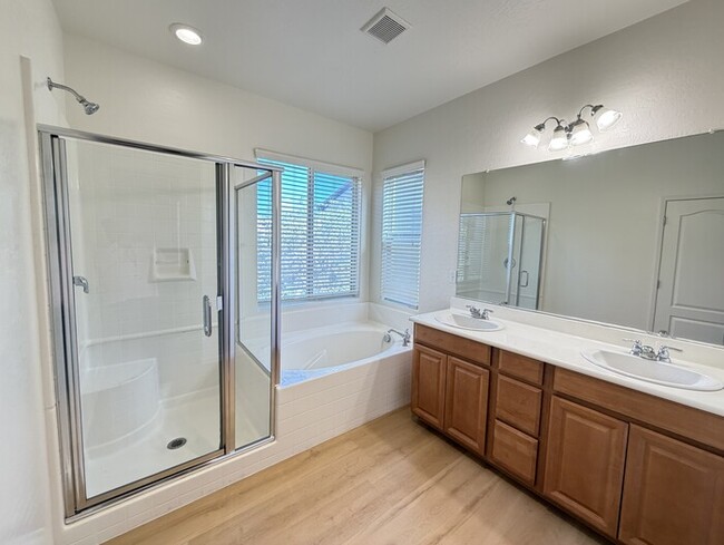 Building Photo - This proeprty has been shown before and will be leased to the first qualified applicant. To sched...