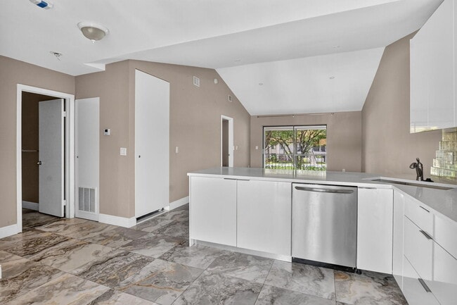 Building Photo - 301 Club Cir
