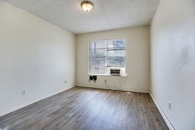 Building Photo - 132 E 11th St