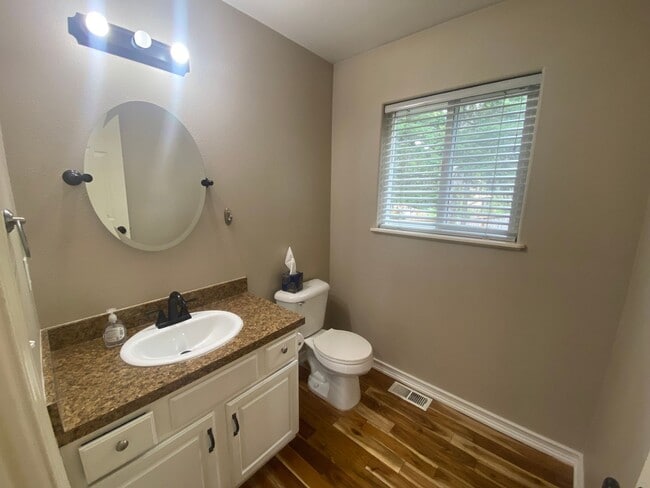 Building Photo - A gorgeous Eagle River home with views for...