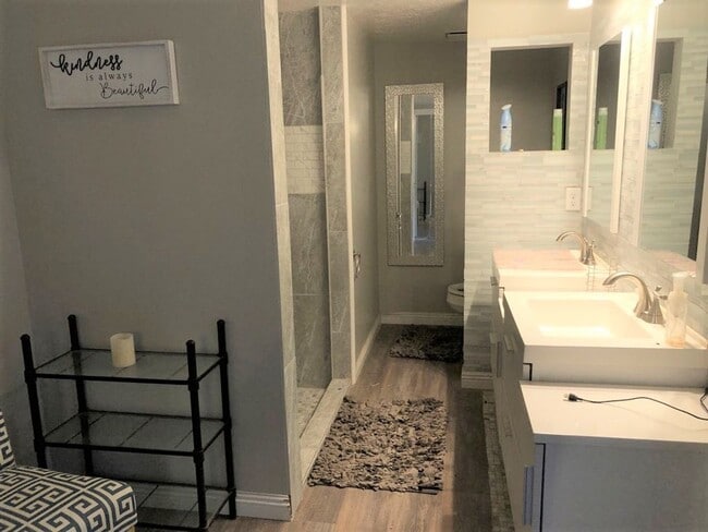 Building Photo - Furnished Studio