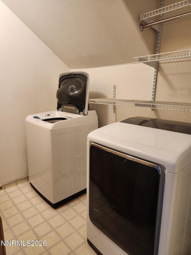 Building Photo - 3653 Hemlock Ct