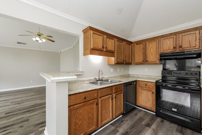 Building Photo - 490 Bruins Trce