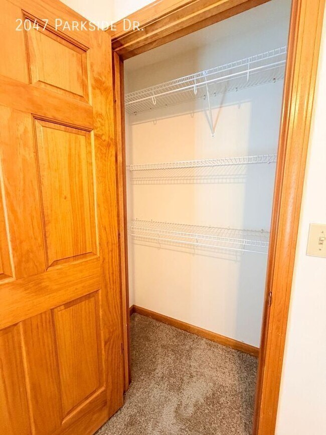 Building Photo - 2047 Parkside Dr