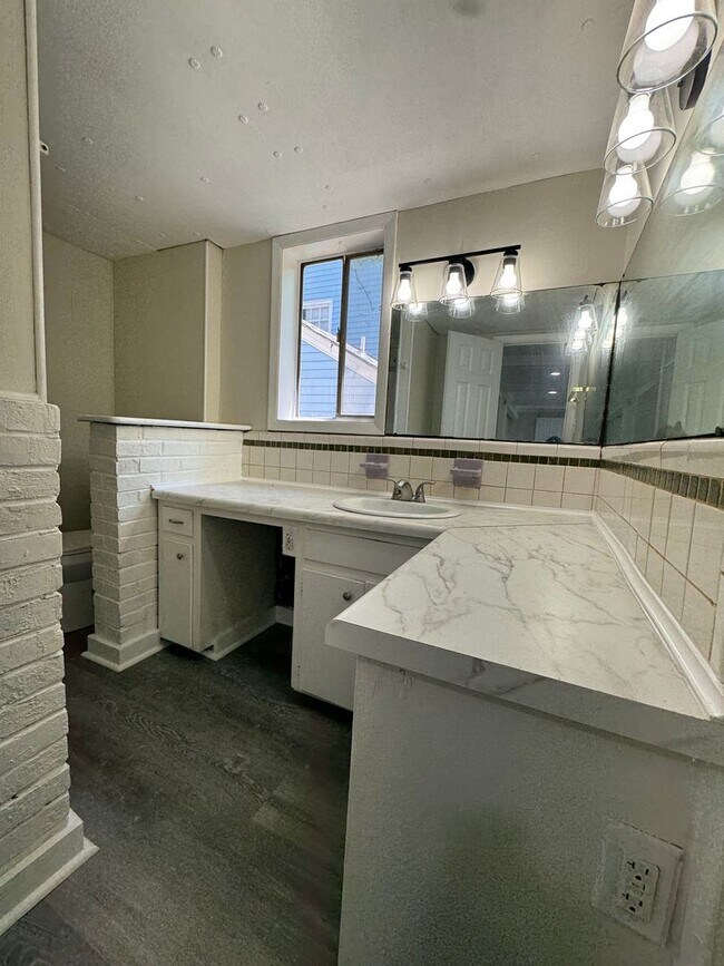 Building Photo - Large spacious home