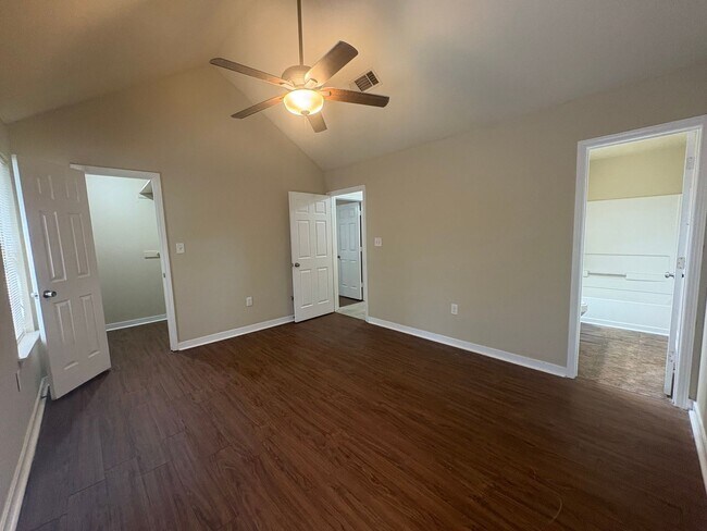 Building Photo - 2012 Red Oak Dr