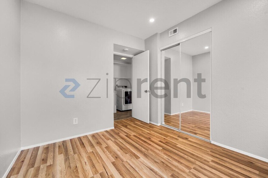 Building Photo - Unit A