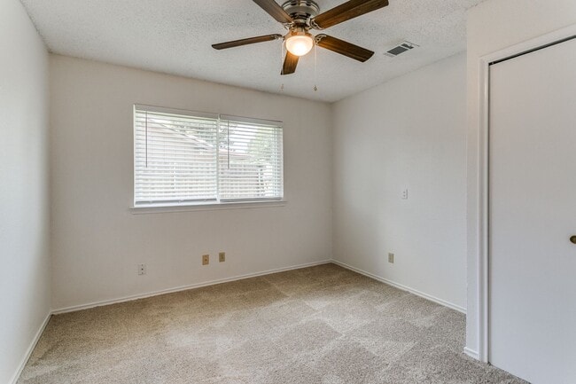 Building Photo - 1808 Ridgewood Dr
