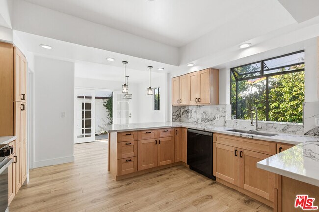 Building Photo - 641 N Martel Ave