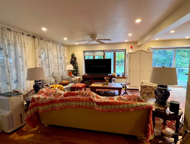 Building Photo - 46 Auburndale Ave