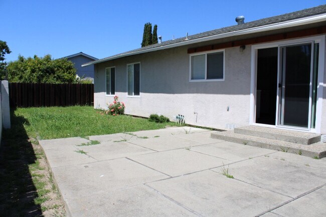 Building Photo - 130 Aster Ct