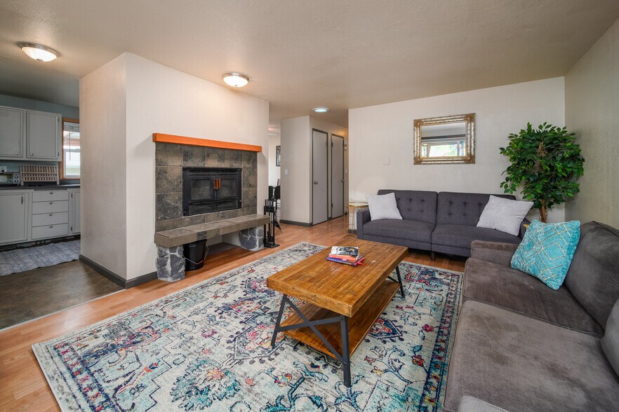 Furnished 3 Bedroom with fenced yard - 312 S Nebraska St